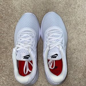 Nike Tanjun womens shoe. NW/OT